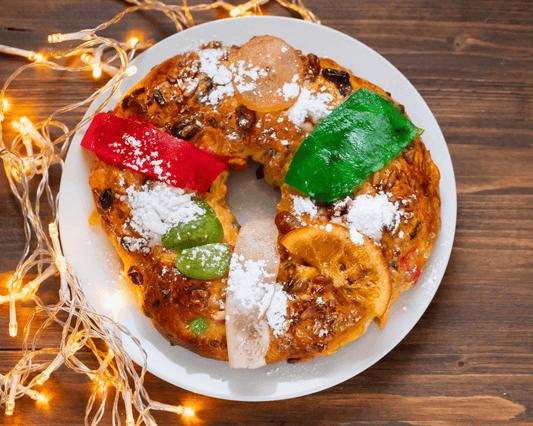 Bolo Rei caseiro com cobertura de frutas cristalizadas – preparado Cafés Serrano