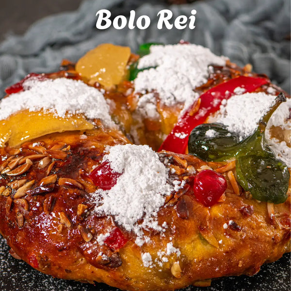 Bolo Rei caseiro com cobertura de frutas cristalizadas – preparado Cafés Serrano
