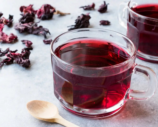 Chá de hibisco preparado em chávena – Cafés Serrano