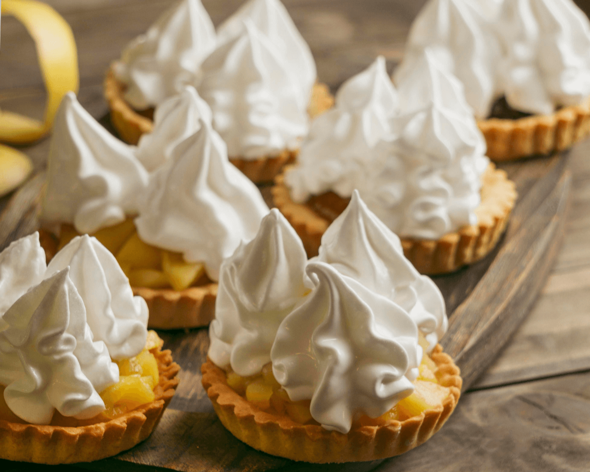 Chantilly cremoso e fofo para cobertura de bolos e doces – Cafés Serrano