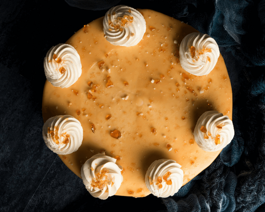 Fatia de bolo de caramelo com pepitas de chocolate e textura fofa – Cafés Serrano