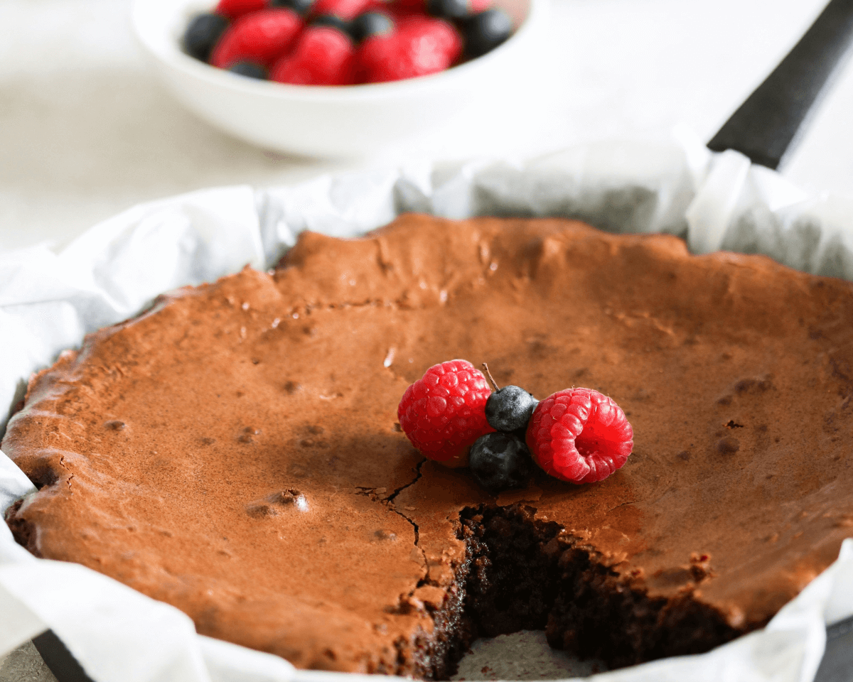 Bolo de chocolate preparado com Pão de Ló Cafés Serrano – textura leve e sabor intenso