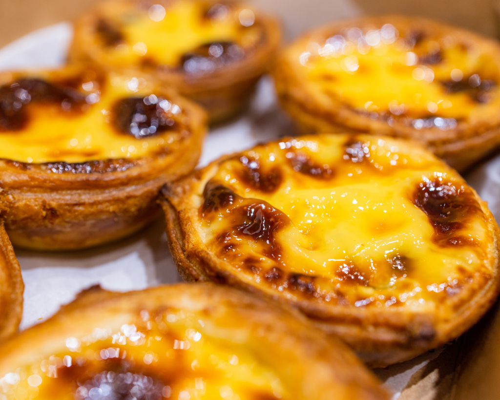 Pastéis de nata dourados e cremosos com preparado fácil – Cafés Serrano
