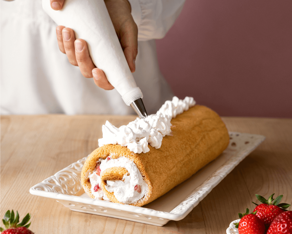 Torta enrolada recheada feita com preparado fácil – Cafés Serrano