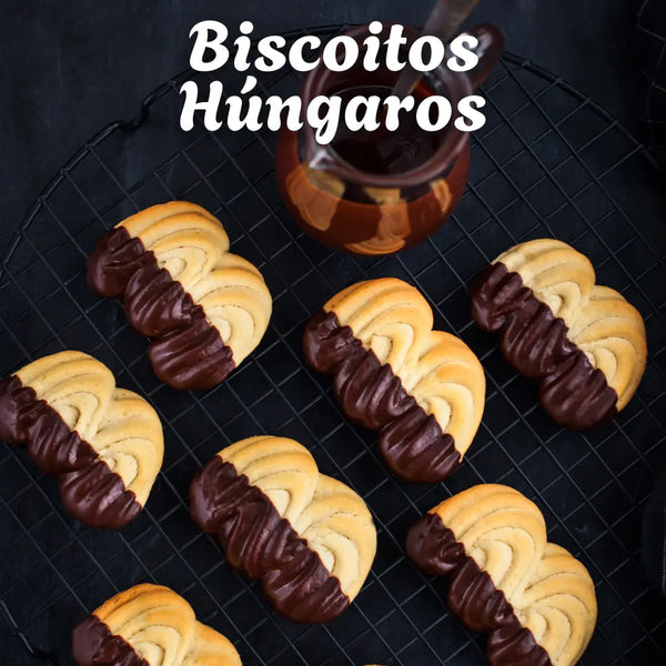 Biscoitos húngaros mergulhados em chocolate, prontos a servir – Cafés Serrano