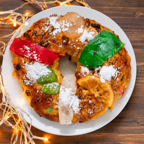 Bolo Rei caseiro com cobertura de frutas cristalizadas – preparado Cafés Serrano