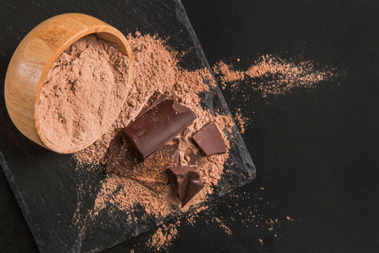 Chocolate em pó ideal para bebidas quentes, bolos e mousses – Cafés Serrano