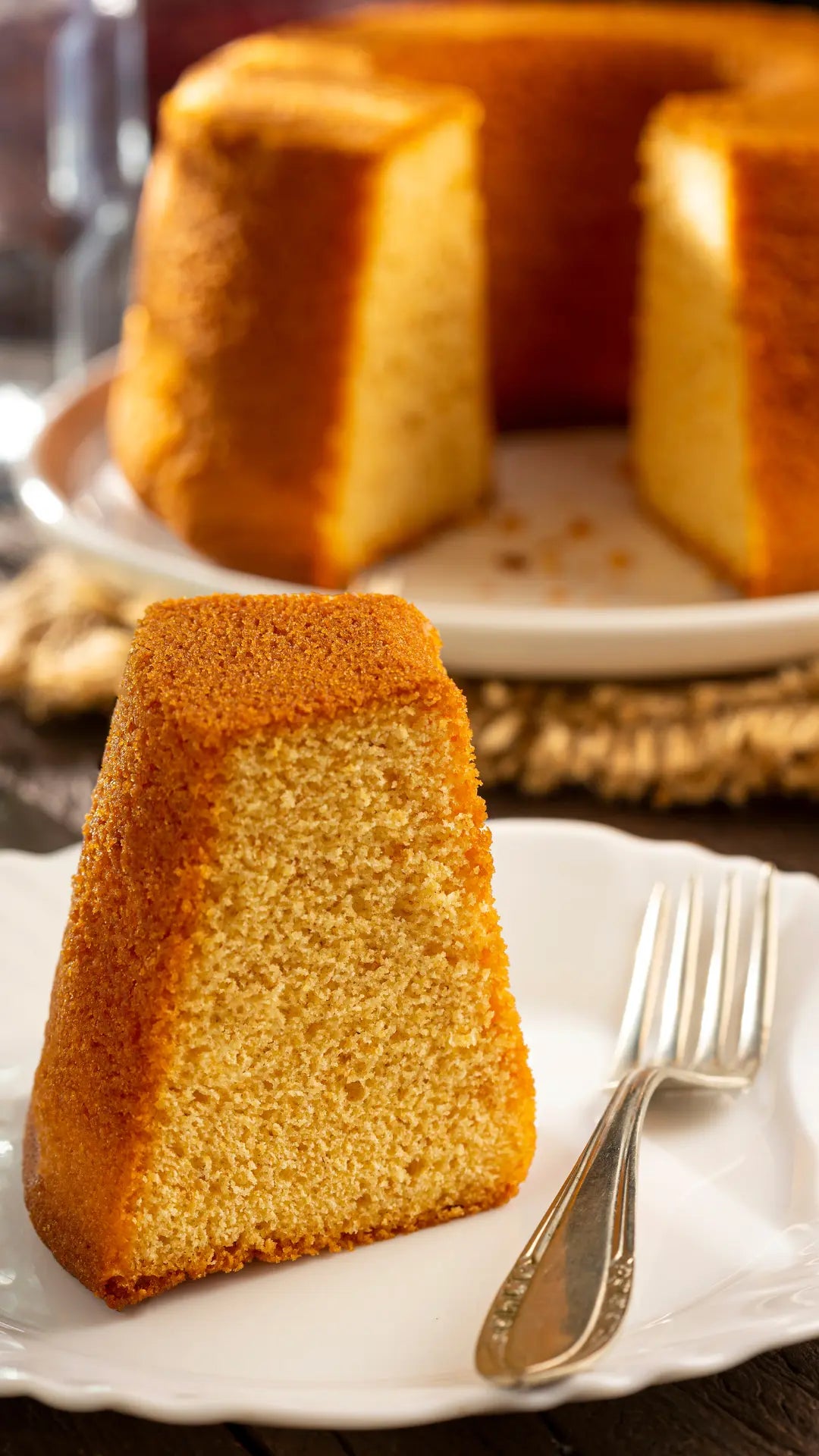 Preparado para bolo de fubá 550g ao lado de uma fatia de bolo fubá fofo e dourado.