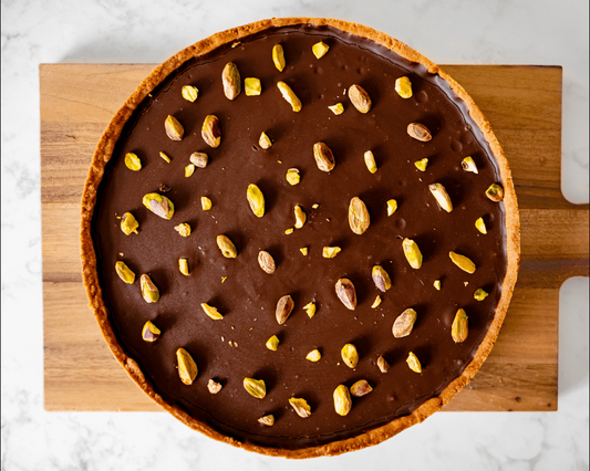 Creme pasteleiro de chocolate pronto feito com preparado Cafés Serrano – textura suave para bolos, tartes e eclairs
